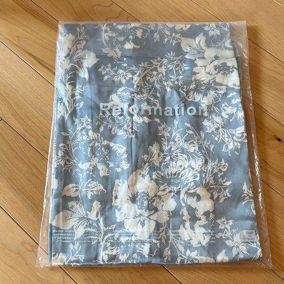 NEW Reformation Frankie Silk Dress  in Porcelain Blue Floral | size 6 - Picture 8 of 13